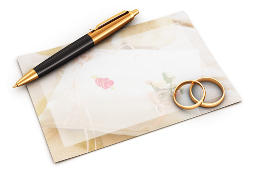 goldene Ringe mit Karte und Kugelschreiber